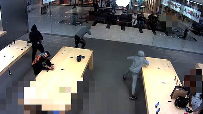 5 người đàn ông cướp 21 chiếc iPhone tại cửa hàng ảnh 1