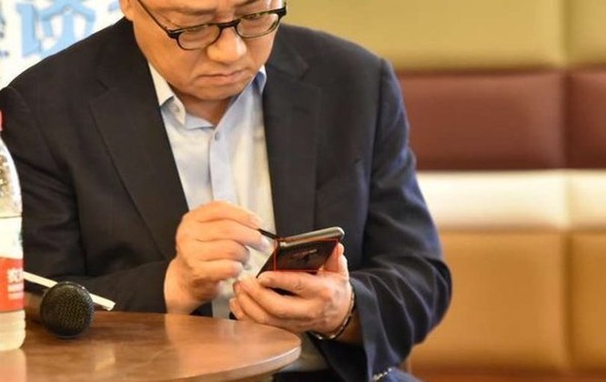 Galaxy Note 9 bị phát hiện đang được CEO Samsung sử dụng tại một cuộc họp báo ảnh 2