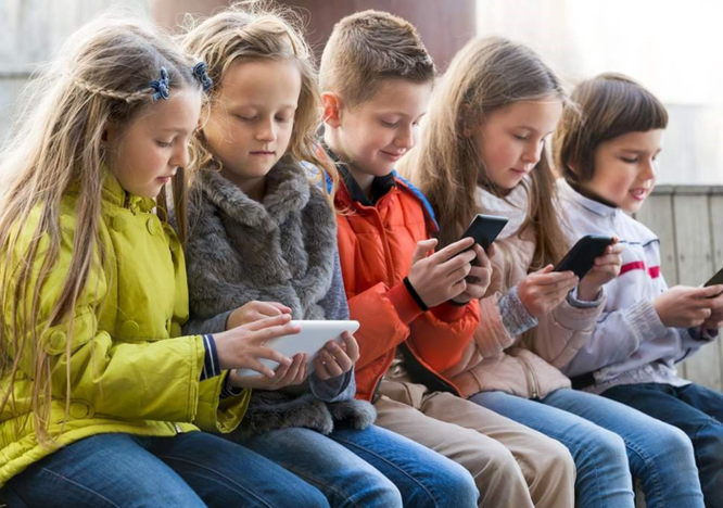 Pháp cấm học sinh mang smartphone, tablet đến trường học ảnh 1