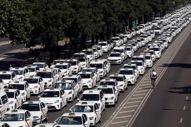 Tây Ban Nha nhượng bộ taxi truyền thống, sẽ quản lý chặt Uber ảnh 1