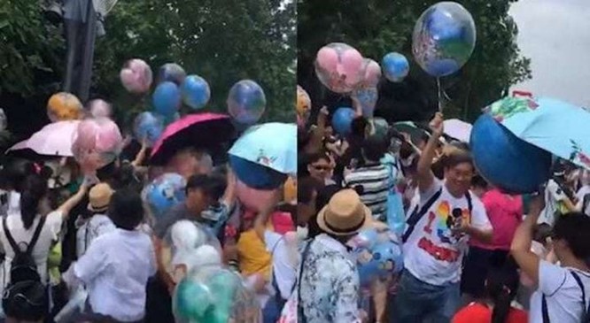 Cư dân mạng phẫn nộ vì đám đông du khách Trung Quốc lao vào cướp bóng bay tại Disneyland ảnh 1