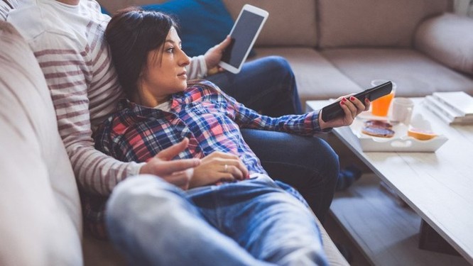 TV, smartphone đang khiến các cặp vợ chồng lười 'yêu' hơn ảnh 1