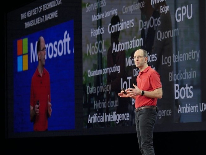 Vì sao vị giám đốc này của Microsoft chỉ toàn mặc áo đỏ suốt thập kỷ qua? ảnh 1
