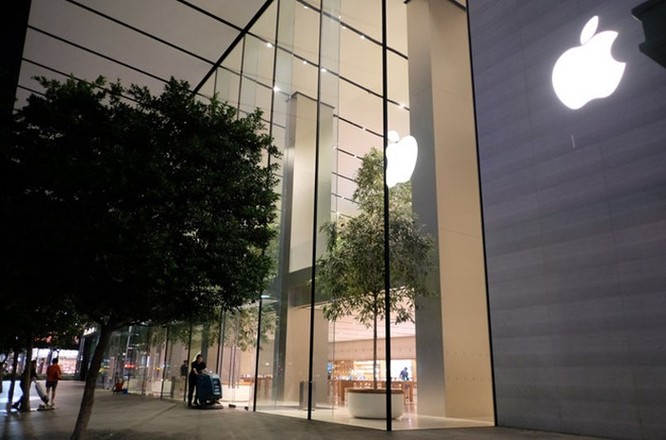 Người VN xếp hàng sớm ở Apple Store mua iPhone XS bị giải tán ảnh 1