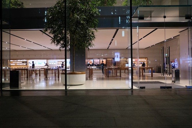 Người VN xếp hàng sớm ở Apple Store mua iPhone XS bị giải tán ảnh 2