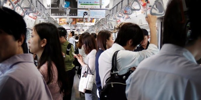 Gần 70% người trẻ Nhật Bản sợ bị người khác nhìn ảnh 1