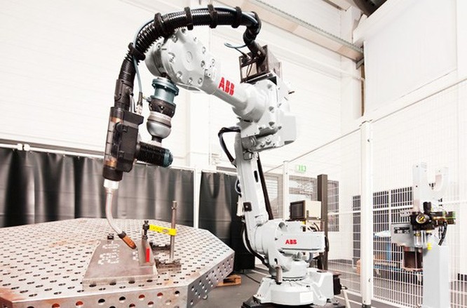 Robot chế tạo robot tại nhà máy trị giá 150 triệu USD ở Trung Quốc ảnh 1