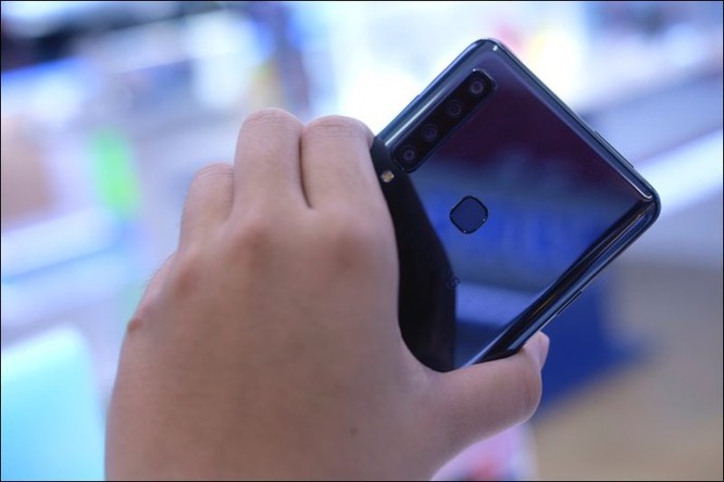 Cảm nhận nhanh Samsung Galaxy A9 2018, smartphone 4 camera sau tại Việt Nam ảnh 3