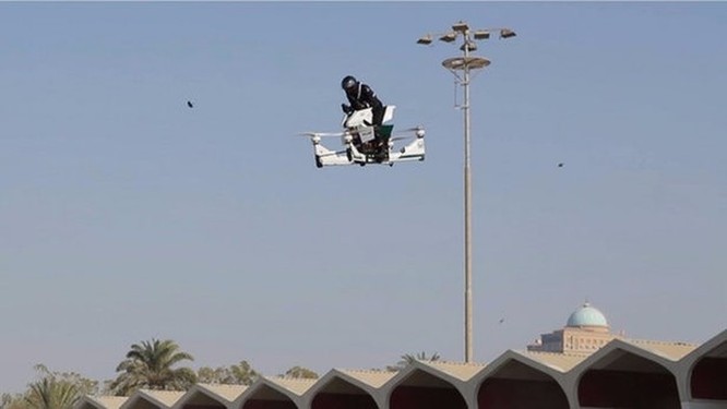 Cảnh sát Dubai tập sử dụng xe bay để bắt tội phạm ảnh 4