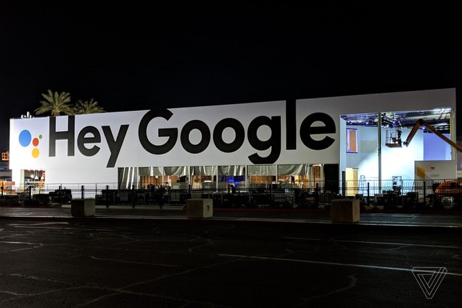 Apple treo biển quảng cáo khổng lồ đá đểu Google, Amazon tại CES ảnh 2