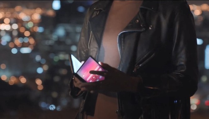 Smartphone màn hình gập của Samsung lộ diện trong video mới ảnh 1