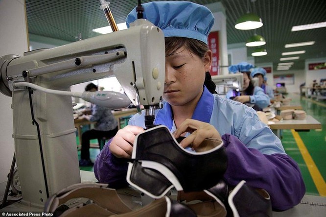 Bên trong nhà máy sản xuất giày của Triều Tiên ảnh 13