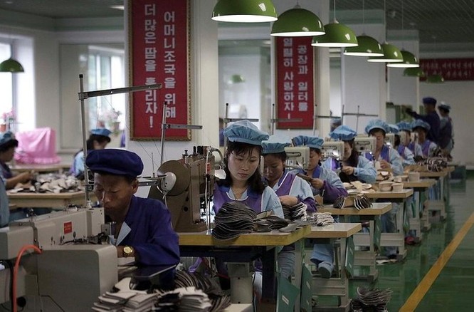 Bên trong nhà máy sản xuất giày của Triều Tiên ảnh 10