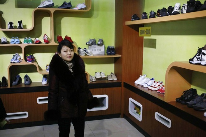 Bên trong nhà máy sản xuất giày của Triều Tiên ảnh 8