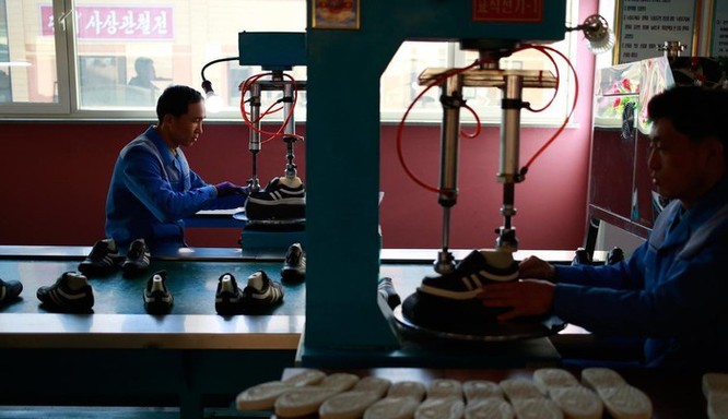 Bên trong nhà máy sản xuất giày của Triều Tiên ảnh 6