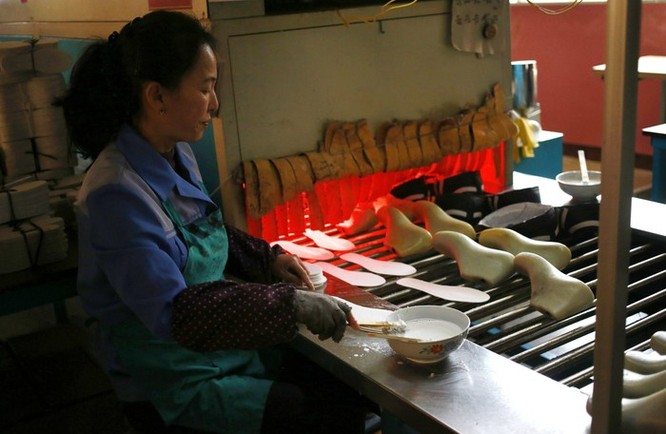Bên trong nhà máy sản xuất giày của Triều Tiên ảnh 4