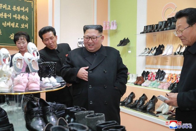 Bên trong nhà máy sản xuất giày của Triều Tiên ảnh 9