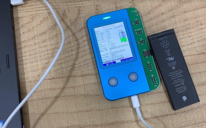 Thiết bị lạ 'phù phép' pin iPhone cũ thành mới ở Việt Nam ảnh 1