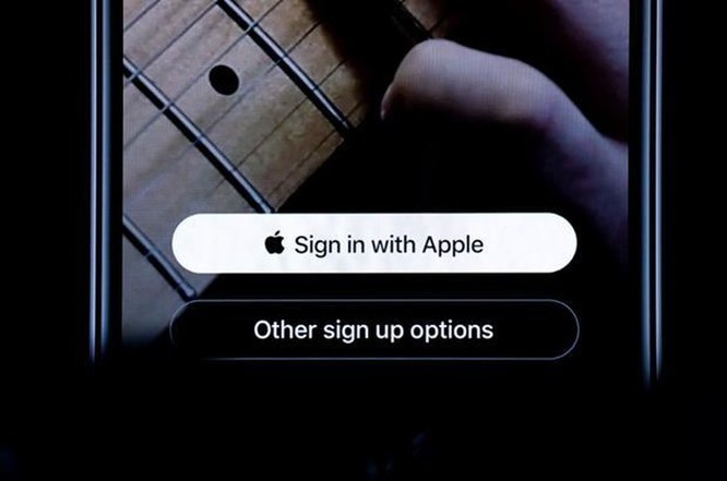 Apple yêu cầu đặt nút 'Đăng nhập với Apple' ở trên Google, Facebook ảnh 1