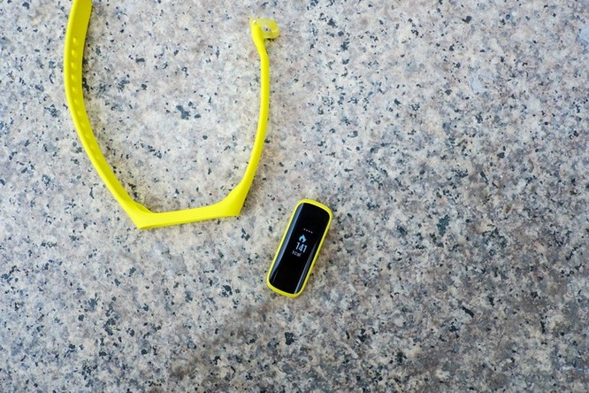 Trên tay Galaxy Fit e - vòng thông minh rẻ nhất của Samsung ảnh 2