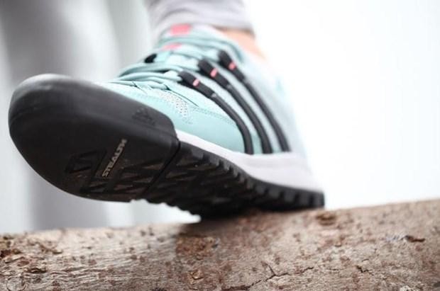 Tòa án EU bác bản quyền về nhãn hiệu họa tiết 3 sọc của Adidas ảnh 1