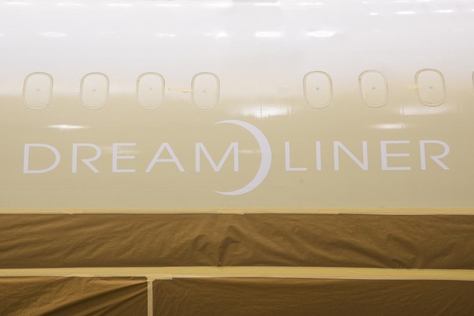 Cảnh phun sơn siêu máy bay Boeing 787-10 đi thuê mới nhất của Việt Nam ảnh 4