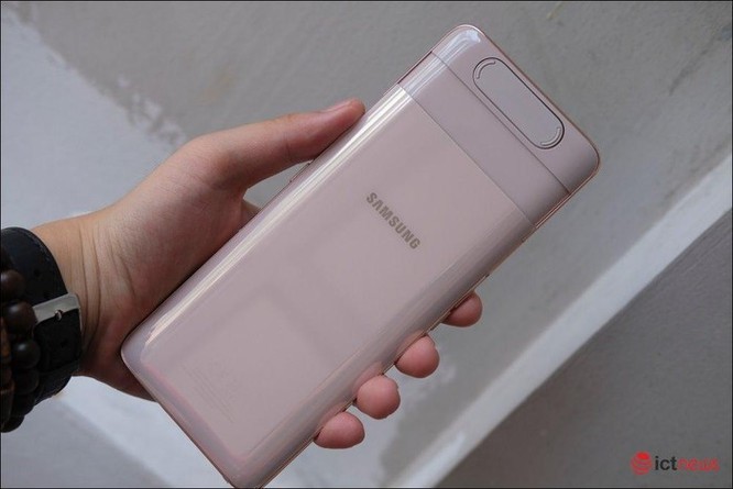 Samsung Galaxy A80: Tiên phong camera trượt xoay ảnh 1