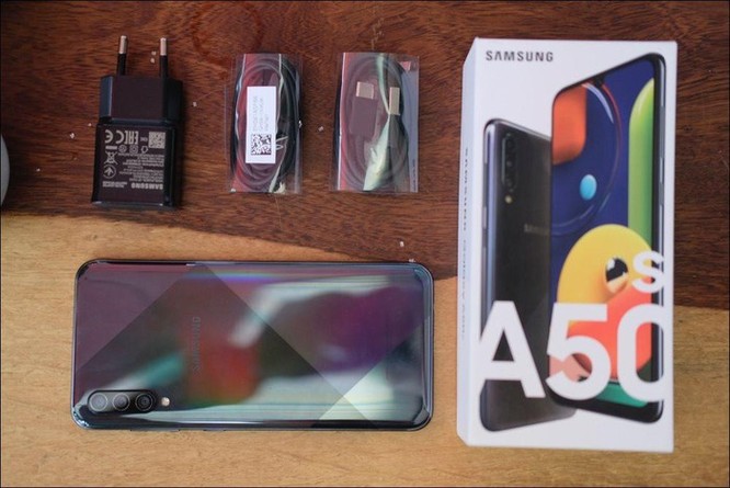 Mở hộp Samsung A50s: Nâng cấp về camera và nhiều màu sắc hơn so với A50 ảnh 2