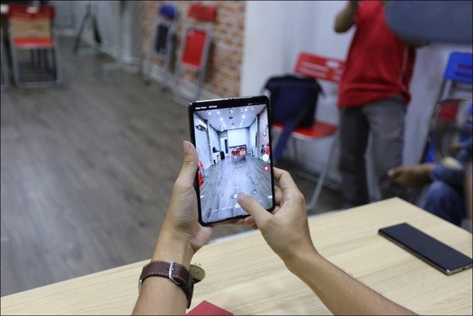 Bỏ gần 100 triệu đồng để sở hữu Galaxy Fold tại Việt Nam ảnh 2