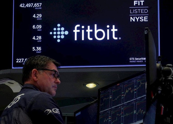 Google bỏ 2,1 tỷ USD mua Fitbit, chính thức đối đầu Apple ảnh 1