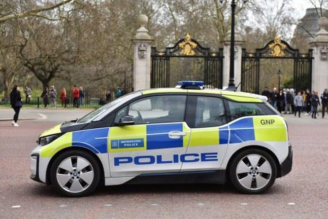 Cảnh sát Anh mua xe điện 2 triệu USD nhưng bắt cướp phải chờ sạc pin ảnh 1