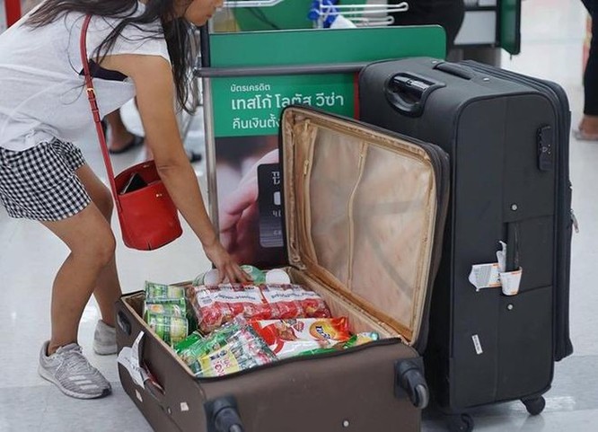 Mang vali, chậu, xe kéo đi mua hàng vì túi nylon bị cấm ở Thái Lan ảnh 1