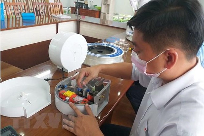 Dịch COVID-19: Thanh niên sáng chế thiết bị rửa tay tự động ảnh 2