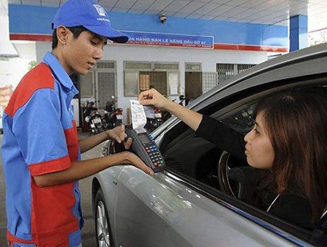 25% cửa hàng xăng dầu tại Hà Nội chấp nhận thanh toán không tiền mặt trong năm nay ảnh 1