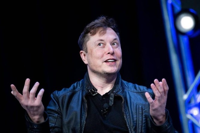 Tỷ phú ô tô điện Tesla bất ngờ bán quần đùi đỏ ảnh 1
