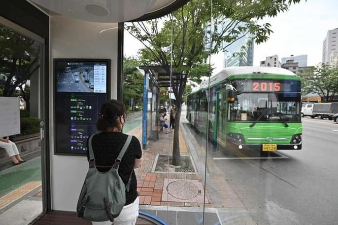 Hàn Quốc lắp nhà chờ xe buýt thông minh diệt virus corona ảnh 1