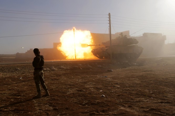 Một chiếc xe tăng của lực lượng phiến quân ở Aleppo