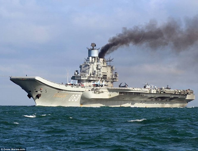 Tàu sân bay Đô đốc Kuznetsov tiến qua eo biển Anh