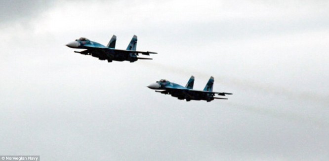 Hai chiến đấu cơ Su-33 bay tuần tiễu trên không phận hạm đội Nga đi qua