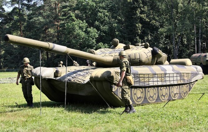 Xe tăng bơm hơi ngụy trang của quân đội Nga
