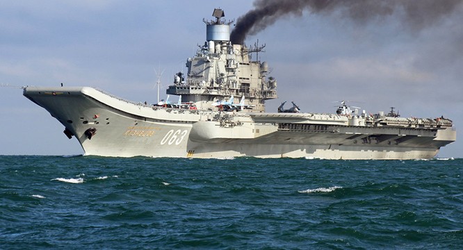 Tàu sân bay Đô đốc Kuznetsov tiến qua eo biển Anh