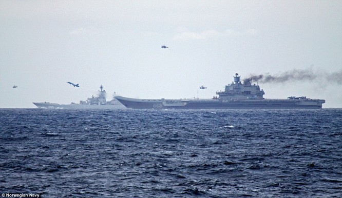 Chiến đấu cơ Su-33 và trực thăng săn ngầm xuất kích từ tàu sân bay Đô đốc Kuznetsov
