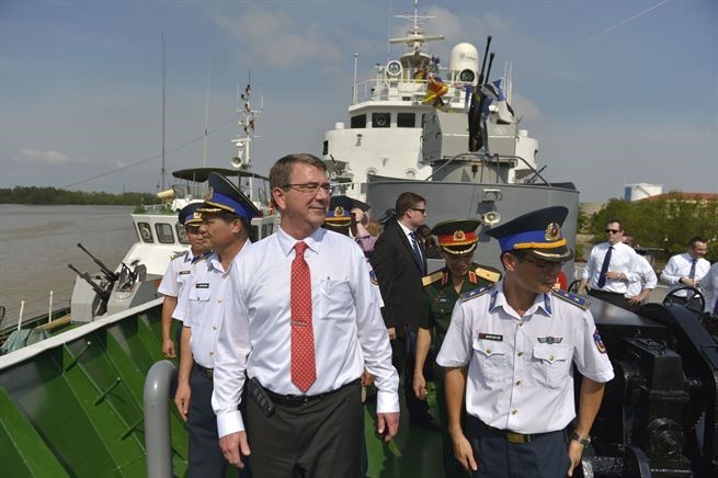 Bộ trưởng quốc phòng Mỹ Ash Carter thăm tàu cảnh sát biển Việt Nam năm 2015