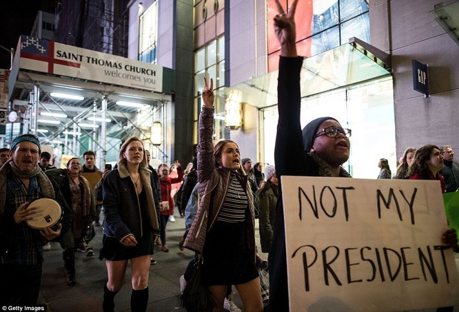 Làn sóng biểu tình chống ông Trump lan rộng khắp nước Mỹ
