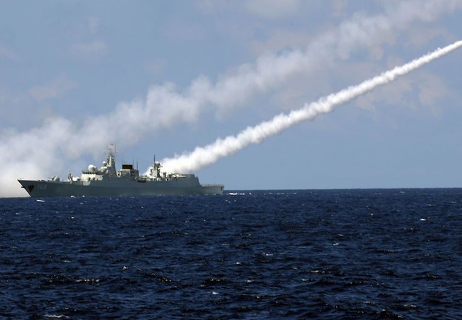 Khu trục hạm Quảng Châu của hải quân Trung Quốc phóng tên lửa trong cuộc tập trận ở Biển Đông tháng 7 vừa qua