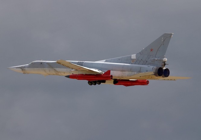 Máy bay ném bom chiến lược tầm xa Tu-22M3 Nga đeo tên lửa hành trình tầm xa Kh-32