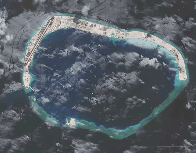 Đá Vành Khăn ở quần đảo Trường Sa cũng đã bị Trung Quốc ráo riết bồi lấp, xây đảo nhân tạo phi pháp với đường băng và các công trình quân sự kiên cố