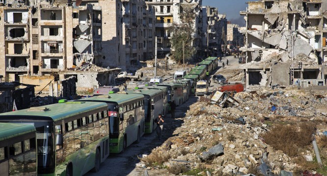 Xe buýt chở phiến quân đầu hàng rời khỏi chảo lửa Aleppo