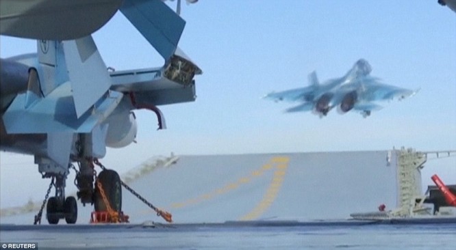 Chiến đấu cơ Su-33 xuất kích từ tàu sân bay Đô đốc Kuznetsov. Nga đang được cho là nuôi tham vọng phục dựng lại vị thế thời Liên Xô