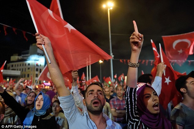 Người dân Thổ Nhĩ Kỳ xuống đường, góp phần lật ngược tình thế cuộc đảo chính hồi tháng 7/2016